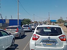 В Астрахани Зацаревье встало в многокилометровую пробку