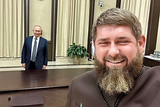 Кадыров сделал селфи с Путиным через стол
