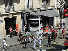 В Париже микроавтобус въехал в витрину магазина