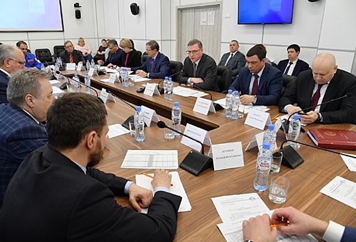 Глава Омской области обсудил перспективы развития региональной промышленности с руководителями ...