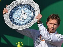 Стратег «Мерседеса» уронил шампанское на подиуме из-за Хэмилтона