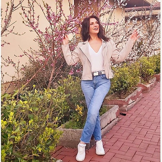 Точку в браке поставил подарок мужа на день рождения — паранджа. Айдан оценила намек и развелась. С тех пор она избегает замужества.