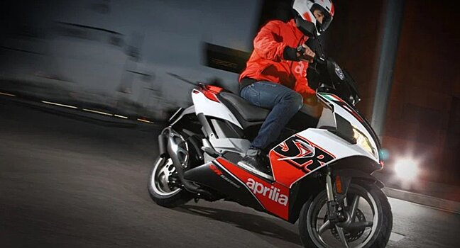 Скутер Aprilia SR 50 R: Полная мини копия легендарного спортивного монстра RSV 1000 R Factory
