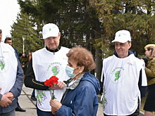 Участники акции «Сад памяти» высадили деревья у Мемориала Славы в Барнауле