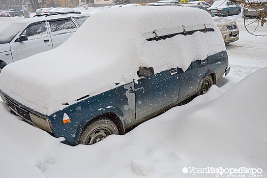 В Екатеринбурге предложили уничтожать мешающие уборке снега машины