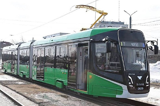 В Челябинске вышел на испытания новый трехсекционный трамвай