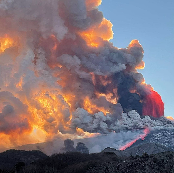Кратеры вулкана раз в три месяца начинают извергать лаву. 
