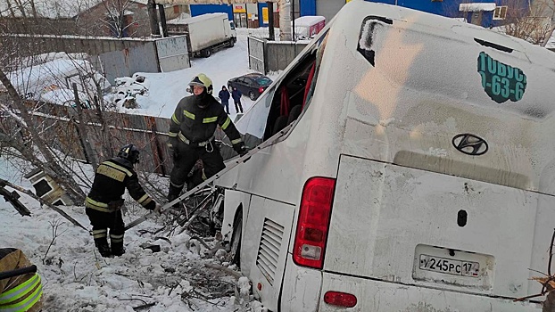 Автобус с пассажирами вылетел с моста в Челябинске