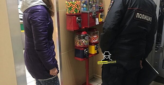 «Завернуть пятак в бумагу»: в соцсети Барнаула раскрыли лайфхак по краже жвачки из автомата