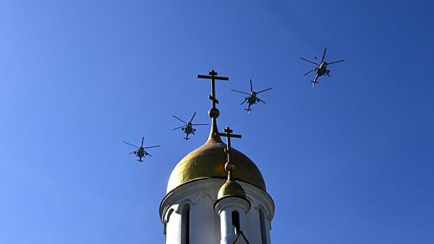 Бессмертный полк пролетел в вертолетах Ми-8 над Новосибирском