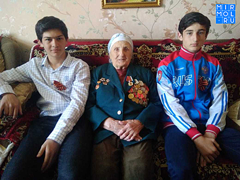 Воспитанники футбольной школы в Каспийске навестили ветеранов войны