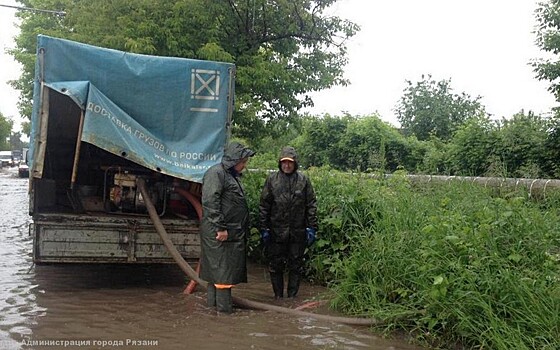 В Рязани откачали воду и прочистили ливнёвки после сильного дождя