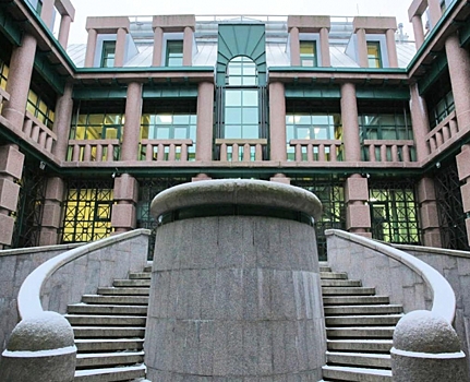 В центре Петербурга можно купить особняк середины XIX века