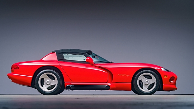 На аукционе продали Dodge Viper RT/10 1994 года с пробегом всего 825 миль