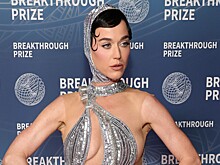 Кэти Перри вышла на публику с сумкой для iPhone за 2,5 млн рублей