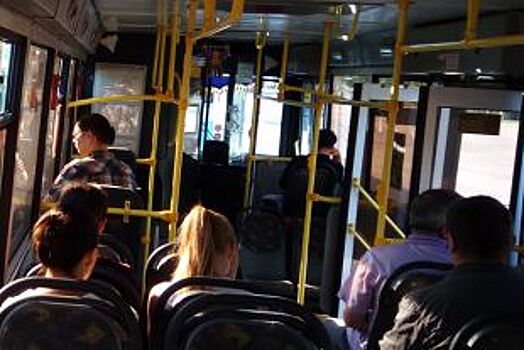 В Перми пассажир вышел из автобуса и стал выбивать стёкла палкой