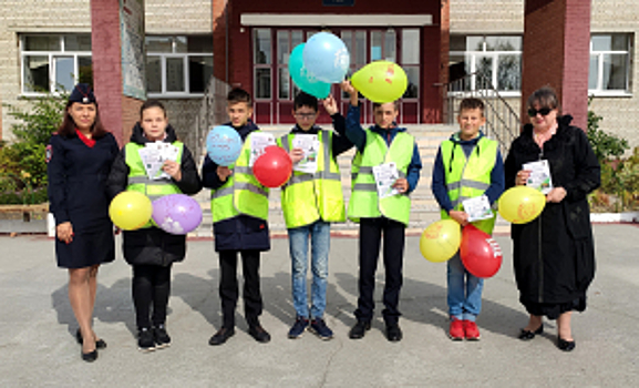 В Пензе полицейские, общественники и школьники провели акцию «Подари улыбку пешеходу»