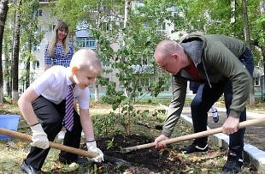 «Аллеи первоклассников» высадили школьники Приморья в День знаний