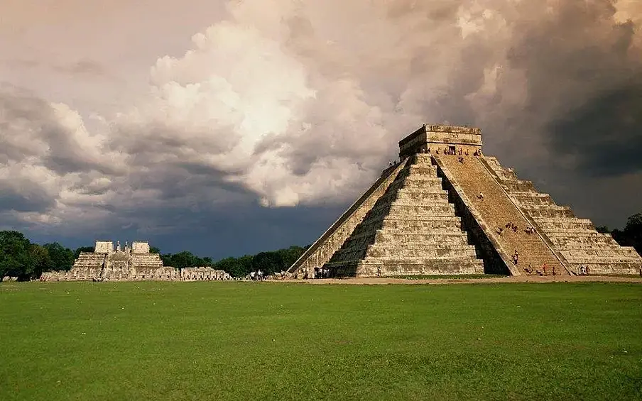Чичен-Ица, Мексика. Это один из самых больших городов цивилизации майя. Был основан в VII веке, а в 1194 г жители покинули его по неизвестным причинам. Испанские завоеватели уничтожили множество манускриптов майя, поэтому археологам не удается выяснить подлинную причину упадка великого города.