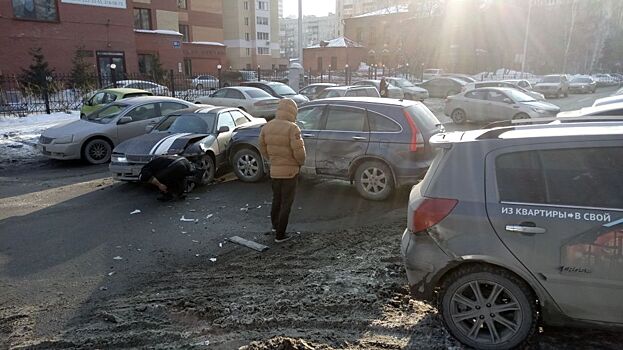 Авария с двумя машинами полностью перекрыла улицу в центре Новосибирска