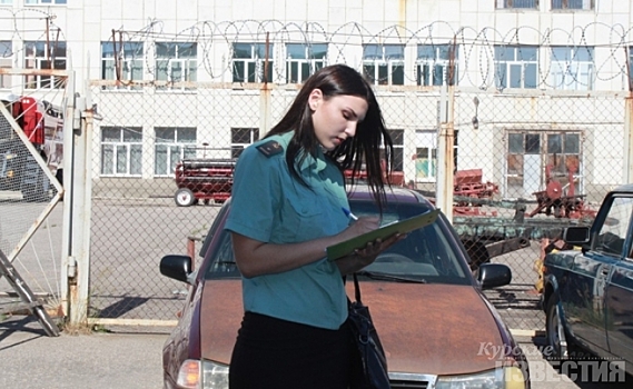 Курские судебные приставы арестовали четыре автомобиля