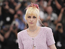 Актриса Кристен Стюарт появилась в Каннах в образе Барби с мешками под глазами