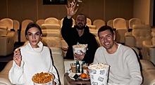 Алена Водонаева с друзьями заняла целый кинозал для просмотра «Серебряных коньков»