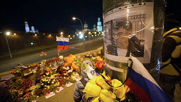 Народный мемориал Немцову снова убрали