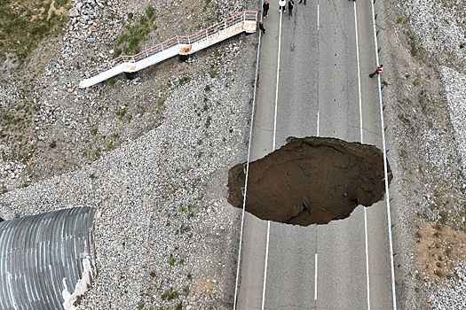 В Тындинском округе ввели режим ЧС из-за провала на трассе "Лена"