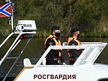 В Крыму росгвардейцы спасли семейную пару, унесенную в открытое море
