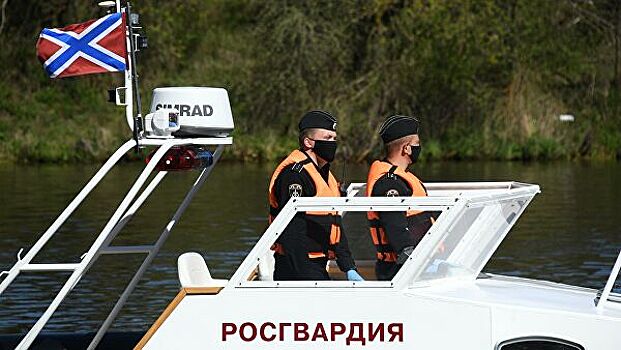В Крыму росгвардейцы спасли семейную пару, унесенную в открытое море