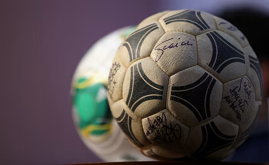 Spain 1982 — Tango España. Tango España - улучшенная версия мяча 1978 года. Снаряд получил более современную гидроизоляцию и прорезиненные швы, но не отличался устойчивостью, из-за чего его приходилось часто менять. Последний мяч, сделанный из кожи