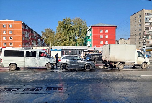 Водитель кроссовера пострадал в массовом ДТП в Новосибирске