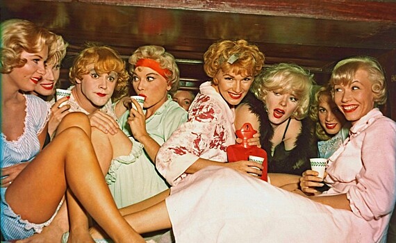 Актеры, которым пришлось перевоплощаться в женщин