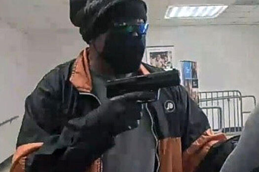 Пенсионер в маске ворвался в отделение банка и похитил 64 тысячи долларов