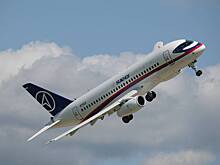 Superjet 100 экстренно сел в Шереметьево