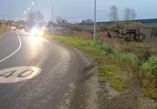 Грузовик с пьяным водителем перевернулся на кузбасской дороге