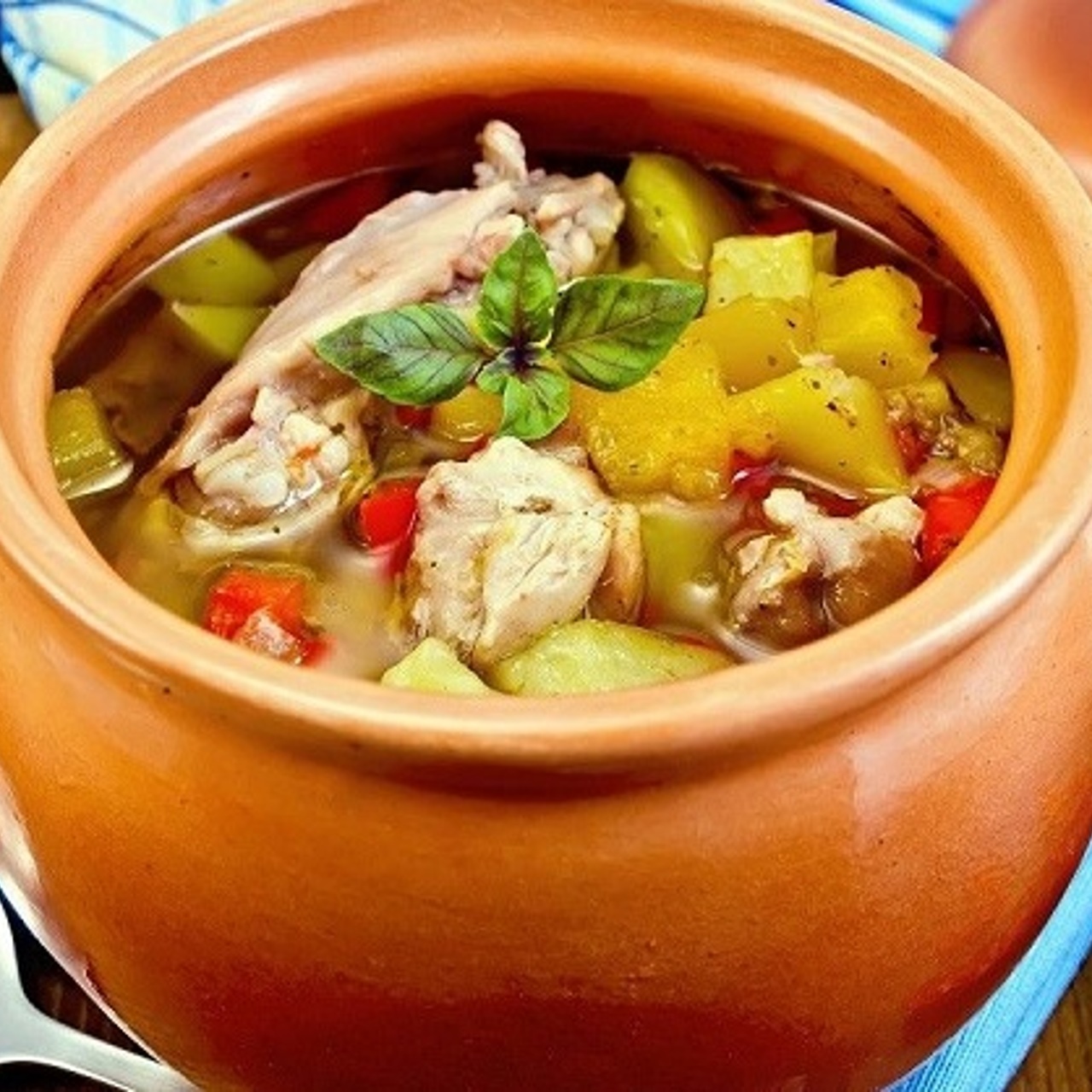 Картошка с курицей в горшочках