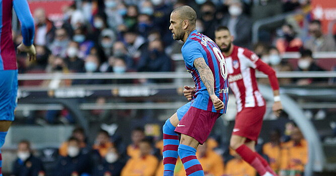 Алвес удален за то, что наступил на голень Карраско в игре «Барселоны» с «Атлетико»