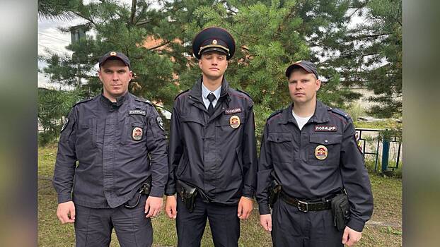 В Красноярском крае во время пожара полицейские эвакуировали двух пенсионеров и пятилетнюю девочку