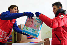 Российские волонтеры передали многодетной семье из Херсонской области теплую одежду