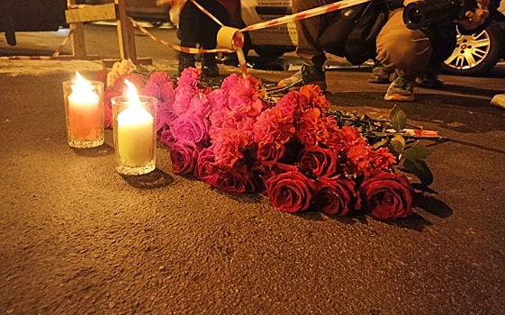 Жители Северо-Запада несут цветы и свечи к многочисленным стихийным мемориалам