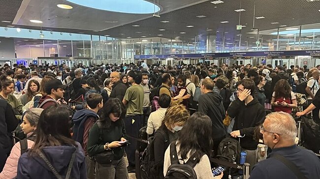 Кейруш выложил фото и видео очередей в аэропорту Лиссабона: «Вот как Португалия встречает прибывших на Рождество. Мы гордимся вами, господа президент и премьер-министр»