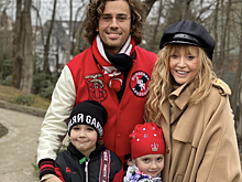 Пугачева в летнем платье и двойняшки в пилотках: Галкин показал, как его устроила дома свой парад в честь 9 мая