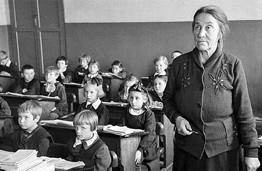 «К четырем прибавить два, по слогам читать слова»: Главархив – о том, как появились восьмые и одиннадцатые классы