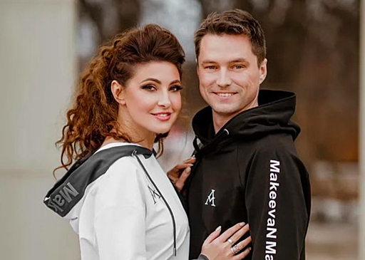 "Несчастная катается на лимузине и пьет халявное шампанское!"