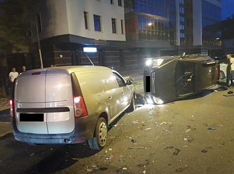 В Кирове столкнулись «Киа» и «Ларгус»: от удара одна из машин перевернулась на дороге