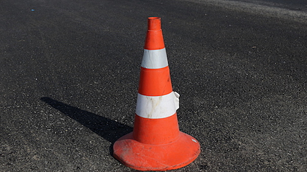 Ночью в Омске возле метромоста BMW сбил дорожников