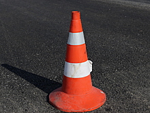 Ночью в Омске возле метромоста BMW сбил дорожников