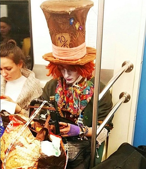 Ужасные московские пробки даже Шляпника вынудили спуститься в метро.